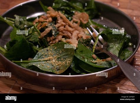 Balsamic Onion Spinach - calories, carbs, nutrition