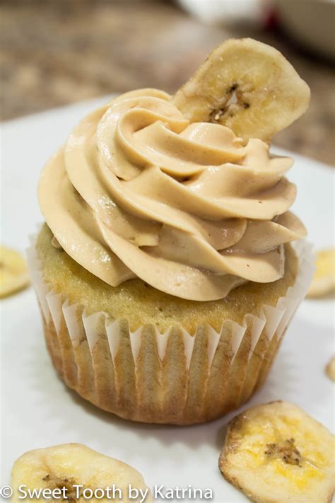 Banana Cupcake with Peanut Butter Frosting - calories, carbs, nutrition