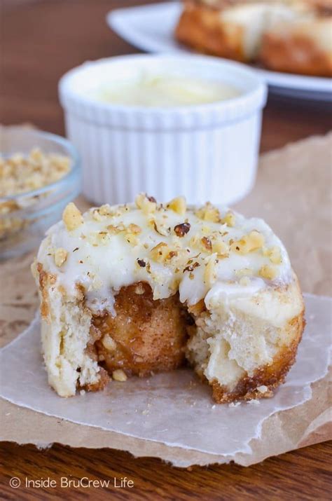 Banana Nut Cinnamon Roll, with Frosting - calories, carbs, nutrition