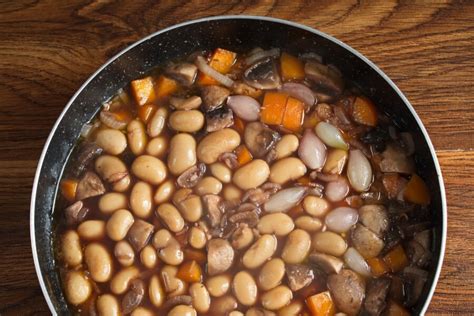 Bean Bourguignon with pearl onions and mushrooms, Egg Noodles, Creamed Spinach (600VEG) - calories, carbs, nutrition