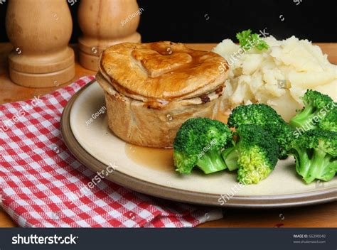 Beef Steak and Kidney Pie served with Mashed Potato and Broccoli - calories, carbs, nutrition