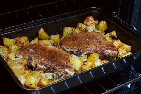 Beef Steak Slowly Cooked in an Onions and Guinness Gravy then topped with a Pastry Crust. - calories, carbs, nutrition