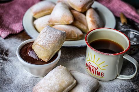 Beignets w/Chocolate Sauce4 Beignets, 1 oz Chocolate Sauce - calories, carbs, nutrition