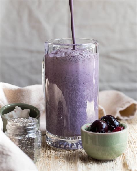 Berry Kale Smoothie - calories, carbs, nutrition