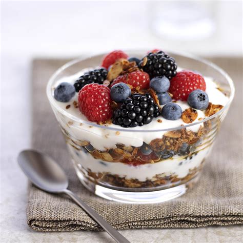 Berry Mix Yogurt and Granola Parfait - calories, carbs, nutrition