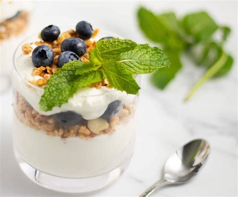 Blueberry and Granola Parfait (15079.19) - calories, carbs, nutrition