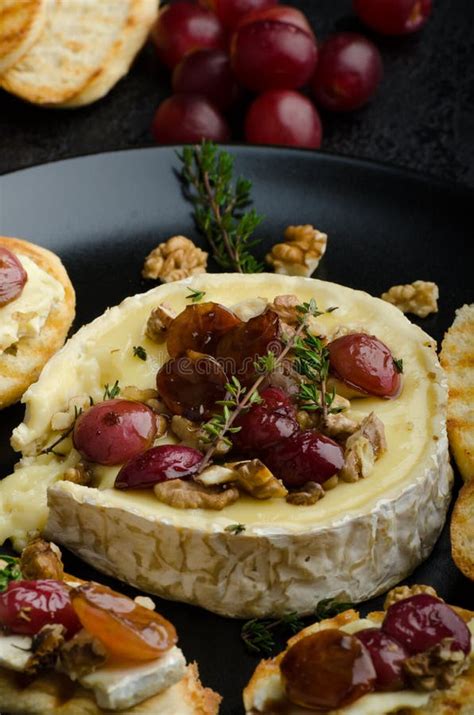 Brie with Grapes - calories, carbs, nutrition