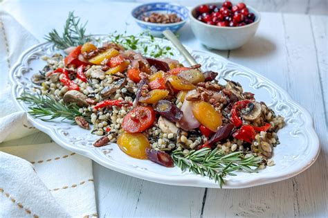 Burgundy Chicken and Mushrooms with Pecan-Brown Rice Pilaf and Orange-Glazed Carrots - calories, carbs, nutrition
