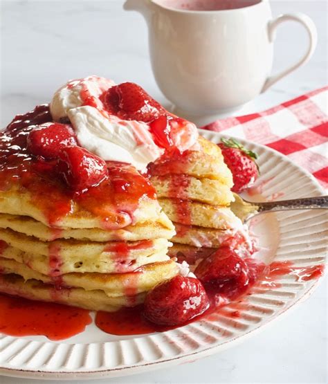 Buttermilk Pancakes, Strawberry Compote, Cheesy Scrambled Eggs (400V) - calories, carbs, nutrition