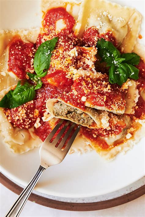 Cheese and Spinach Ravioli with Meat Sauce - calories, carbs, nutrition