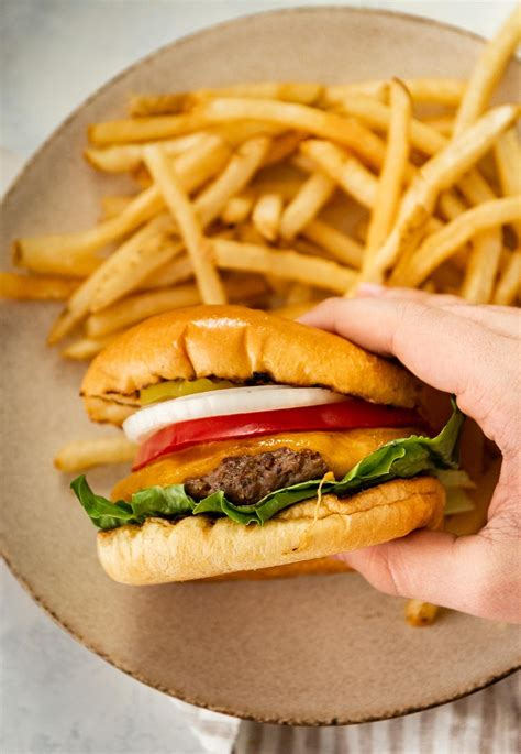 Cheeseburger 4 oz Lettuce Tomato Pickle Chips Unseeded Bun - calories, carbs, nutrition