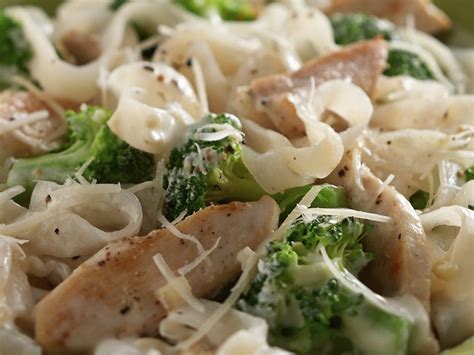Chicken Alfredo with Fettuccine& Broccoli - calories, carbs, nutrition
