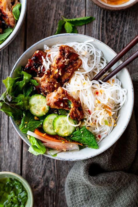 Chicken Noodle Bowl 'Bun' - calories, carbs, nutrition