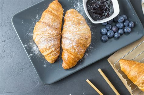 Croissant (63653.0) - calories, carbs, nutrition