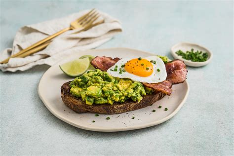 Egg Avocado and Bacon Individual Pizza - calories, carbs, nutrition