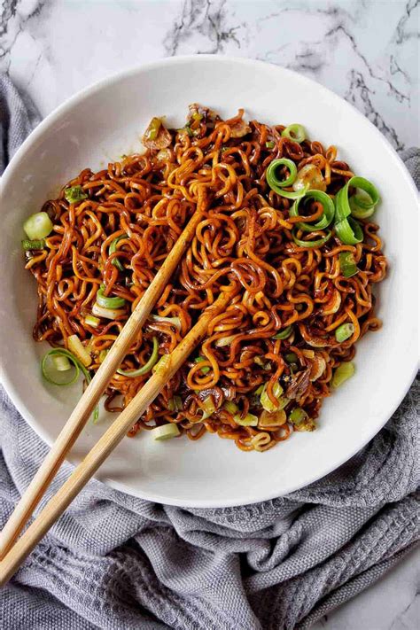 Egg Noodles served in a Sticky Garlic & Soy Sauce - calories, carbs, nutrition