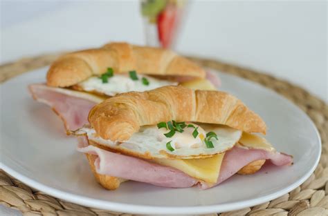 Fried Egg on Croissant - calories, carbs, nutrition