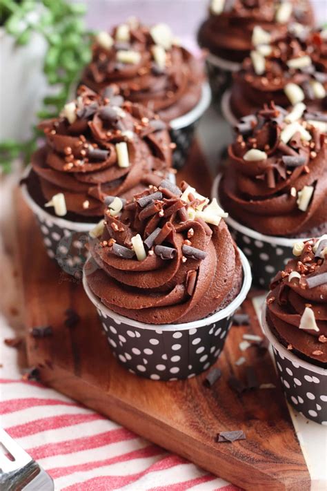 Fudge Icing Chocolate Cupcake - calories, carbs, nutrition