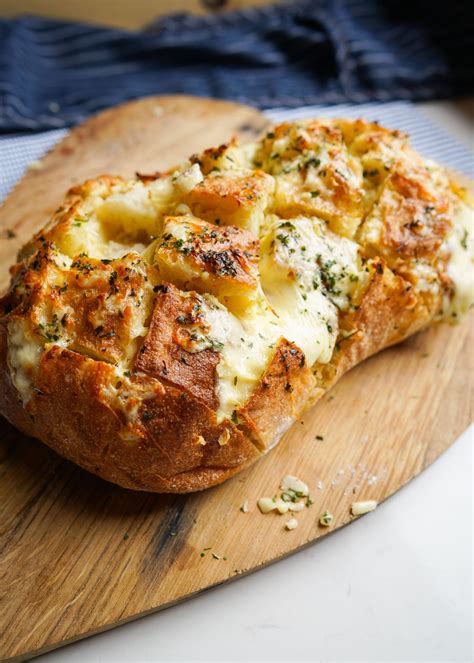 Garlic Cheesy Bread - calories, carbs, nutrition