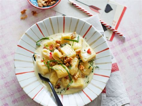 Gnocchi with Cheese & Walnut Topping - calories, carbs, nutrition