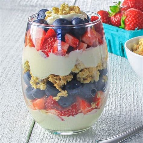 Greek Yogurt & Fruit Parfait (9oz) - calories, carbs, nutrition