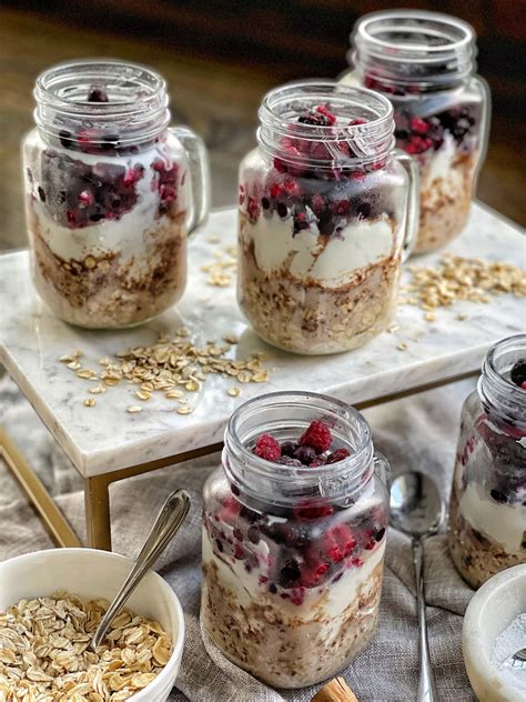 Greek Yogurt Parfait and Cherry, Blueberry and Oat Topping, Vegetarian Sausage Patty (600VEG) - calories, carbs, nutrition