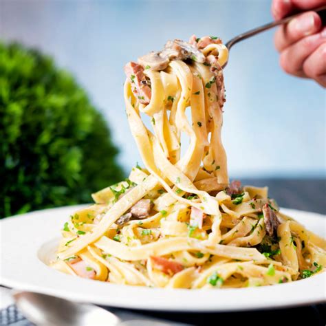 Ham and Mushrom Tagliatelle served with Garlic Bread - calories, carbs, nutrition