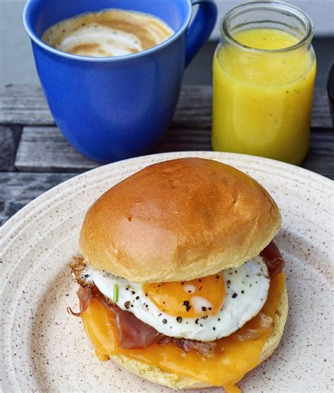 Ham & egg breakfast brioche - calories, carbs, nutrition