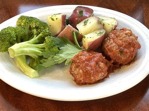 Healthy Choice - Traditional Meat Loaf with Tomato Sauce - Parsleyed Potatoes, Vegetable Blend in Bu - calories, carbs, nutrition