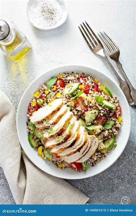 Kale, Grilled Chicken & Quinoa Salad - calories, carbs, nutrition