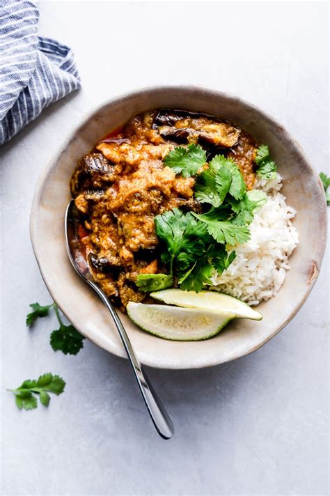 Kashmiri Coconut & Aubergine Curry (v) - calories, carbs, nutrition