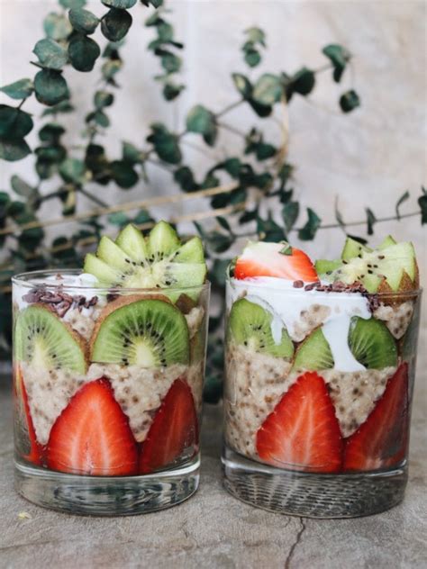 Kiwi Strawberry Oatmeal Parfait - calories, carbs, nutrition