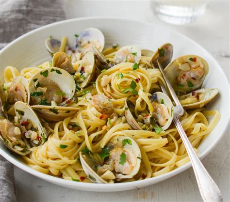 Linguine with White Clam Sauce - calories, carbs, nutrition