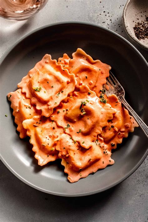 Lobster Ravioli with Sage Cream Sauce, Green Peas, Wheat Roll and Smart Balance Spread (600HS) - calories, carbs, nutrition