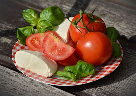 Mediteranean Veggie on Tomato Basil - calories, carbs, nutrition