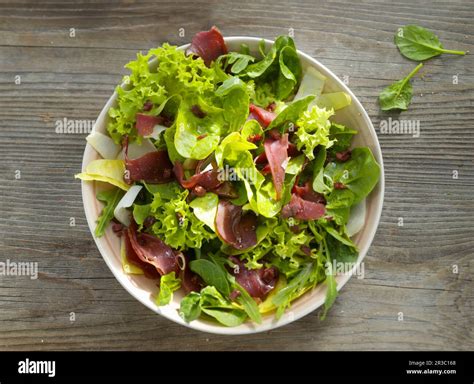 Mesclun with Ham, Gruyere & Walnuts - calories, carbs, nutrition