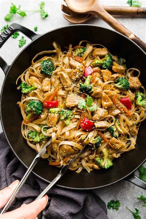 Mongolian Wok Red Curry Chicken and Noodles - calories, carbs, nutrition