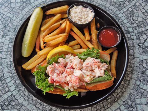 New England Lobster Roll Platter - calories, carbs, nutrition