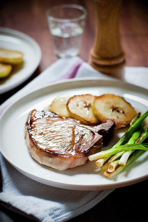 Pan Fried Pork Chop with Caramelised Apples, Onions & Sage - calories, carbs, nutrition