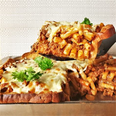 Penna Pasta with Meat Sauce with garlic bread and vegetable - calories, carbs, nutrition