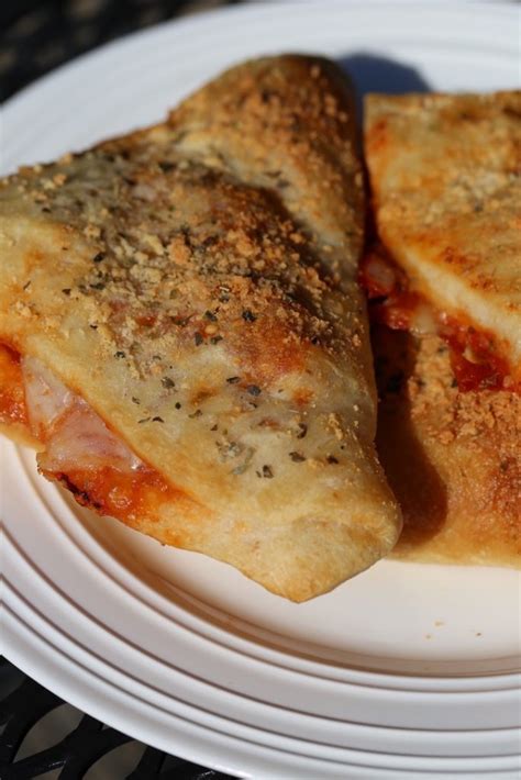 Pepperoni Calzone (4527.4) - calories, carbs, nutrition