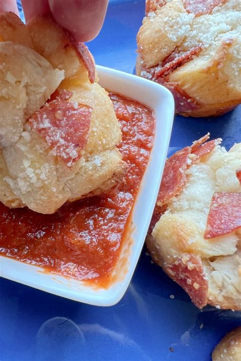 Pepperoni, Peppers & Mozzarella Biscuits - calories, carbs, nutrition