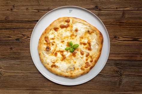 Pizza 4 Formaggi - calories, carbs, nutrition