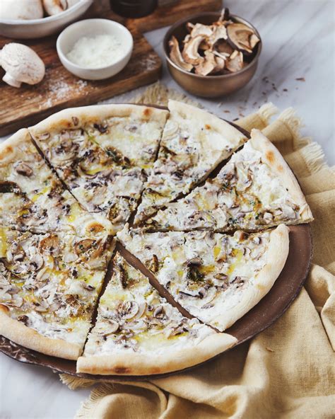 PIZZA CHAMPIGNONS - calories, carbs, nutrition