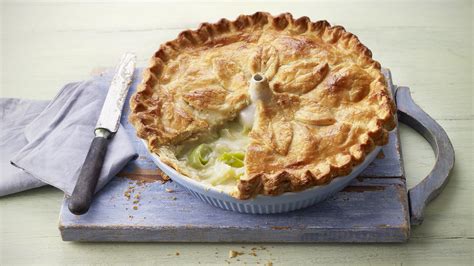 Potato, Leek & Cheddar Cheese Pie served with Carrots & Peas - calories, carbs, nutrition