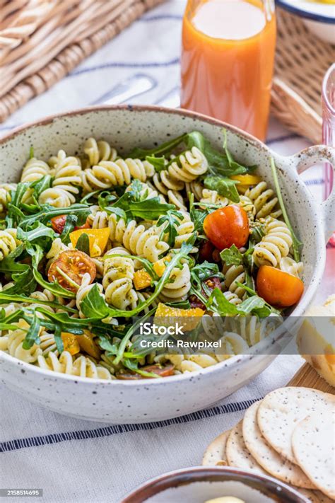 Rainbow Rotini with Arugula and Tomatoes - calories, carbs, nutrition
