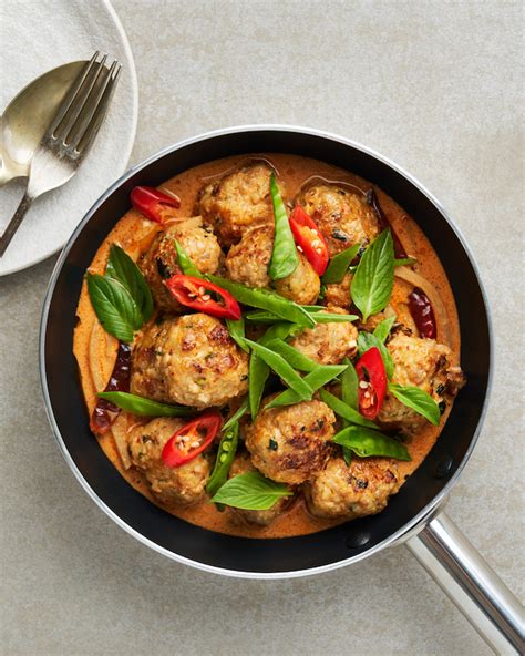 Red Thai Chicken Curry & Meatball - calories, carbs, nutrition