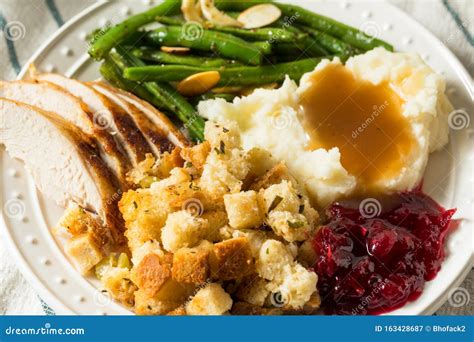 Roast Turkey Dinner with mashed potato, gravy,stuffing and vegetable - calories, carbs, nutrition