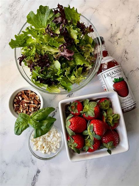 Salad Entree Spring Mix Pecans Oranges & Strawberries - calories, carbs, nutrition