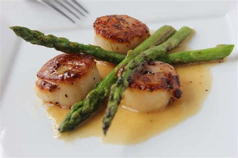 Scallops and Asparagus in Wine Sauce - calories, carbs, nutrition